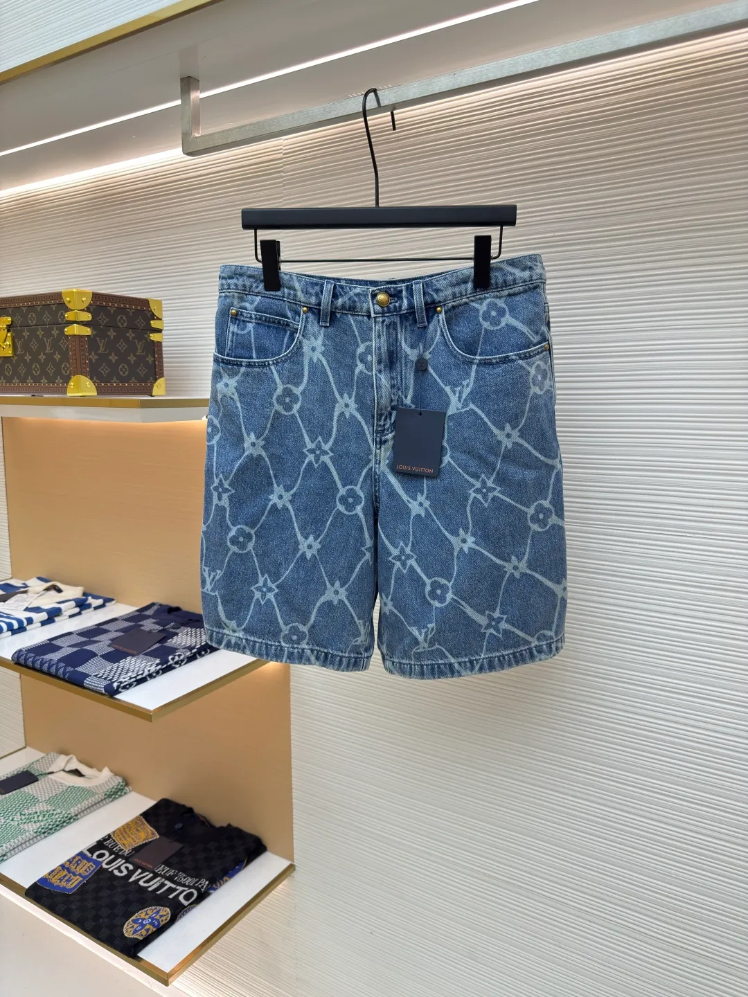 LOUIS VUITTON starry sky presbyopic denim shorts ●Authentic product: purchased and developed for 14600 ●Item number: 1680365-B30 ●Fabrics: cotton denim fabric ●Technology: laser engraving ●Version: fitted version ●Weight: about 440 grams ●Size: 30-31-32-33 ●Description: The fabric is made of 7s*7s twill cotton denim, and the weft yarn is made of compact siro-spun raw cotton yarn. The raw cotton yarn has better strength than the back-spun cotton. It is not easy to produce holes in the later washing water and the raw cotton feels crisp. The Y version is purchased to scan the entire trousers cutting pattern, and the piece of cloth is positioned to cover the pattern, using laser Light engraving process is used to burn out the pattern, the front zipper is restored, the front small pocket is restored, and the back double pocket is restored. The ready-made garments are washed with fried sand, and sea salt and sea sand are added as potassium permanganate additives in the tank. The flower pattern is nostalgic in the later washing process. The mold is made to make a bronze cylindrical I-shaped buckle, and all the bones are round rivets. The overall wiring is straight and delicate, the fabric is comfortable and soft, and the color is consistent without color difference. It can be matched with the same style to create a fashionable look and control various occasions. Customized accessories, complete with three standards, same style for men and women!